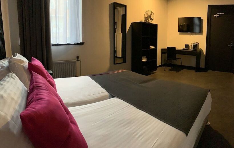 اتاق استاندارد سه نفره, De Looier