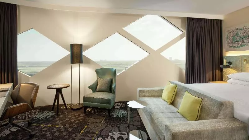 キングサイズベッドのデラックスルーム, Hilton Amsterdam Airport Schiphol