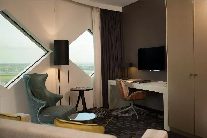 キングサイズベッドのデラックスルーム, Hilton Amsterdam Airport Schiphol