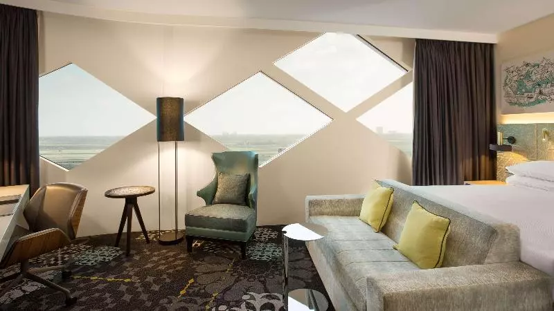 キングサイズベッドのデラックスルーム, Hilton Amsterdam Airport Schiphol