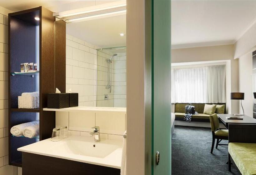 디럭스 룸 킹사이즈 침대, Mövenpick Hotel Auckland