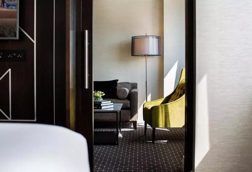 キングサイズベッドのジュニアスイート, Mövenpick Hotel Auckland