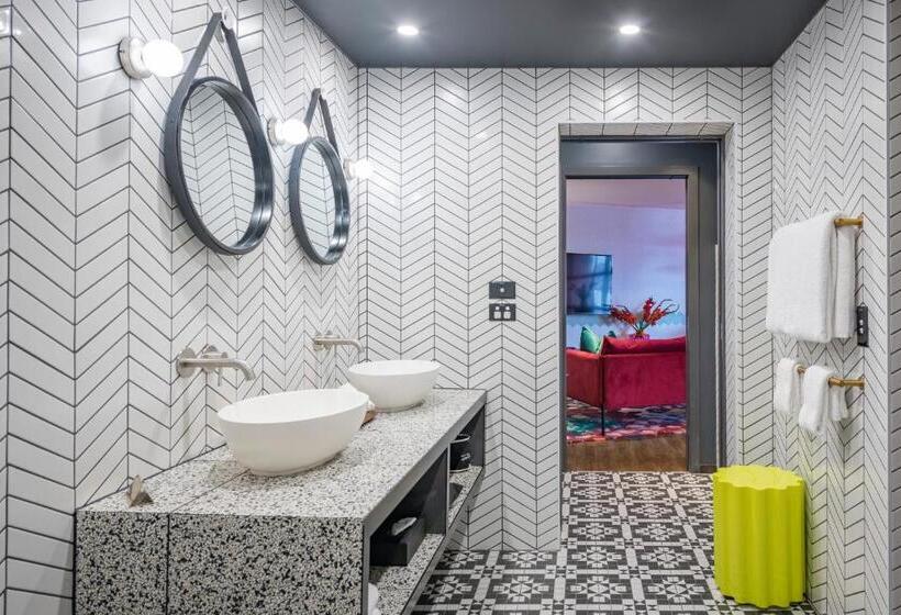 جناح, Naumi  Auckland Airport