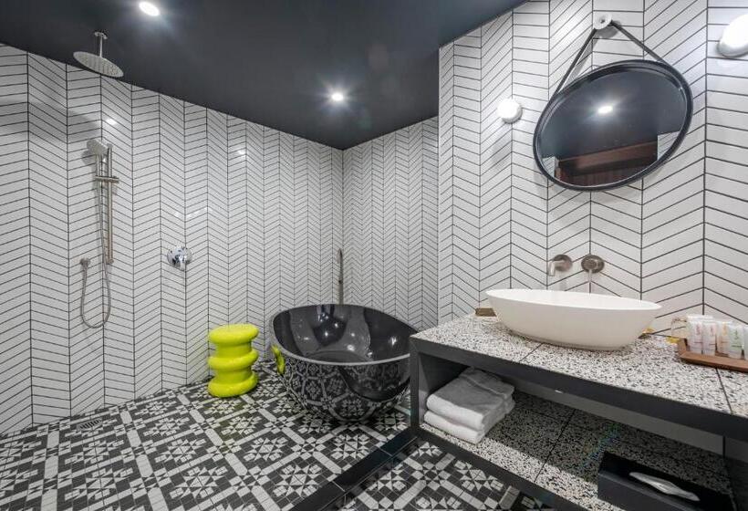 جناح, Naumi  Auckland Airport