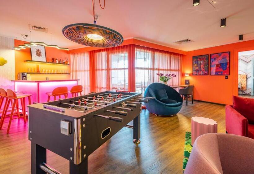 جناح, Naumi  Auckland Airport