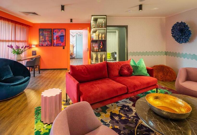 جناح, Naumi  Auckland Airport