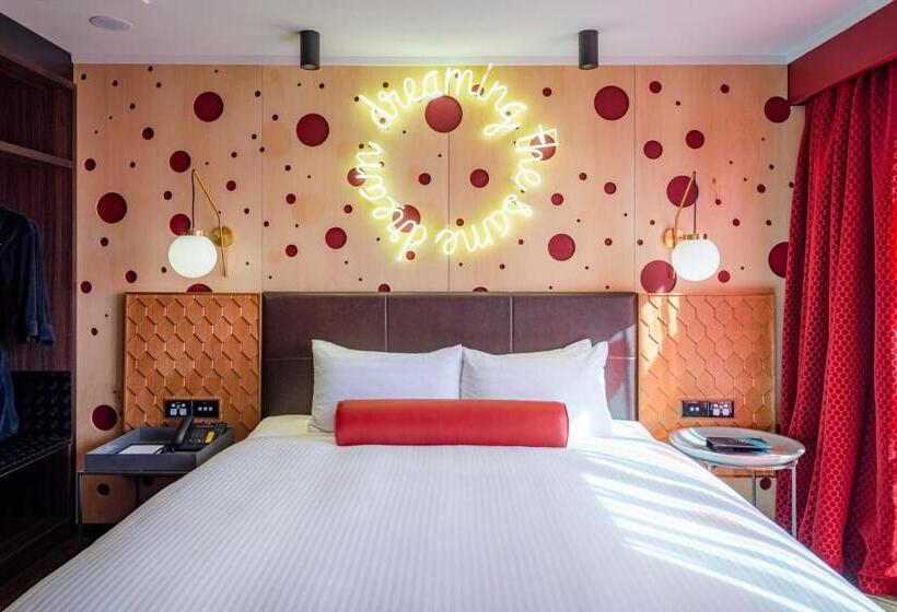 جناح, Naumi  Auckland Airport