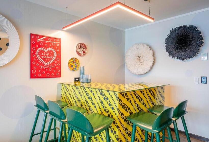 جناح, Naumi  Auckland Airport