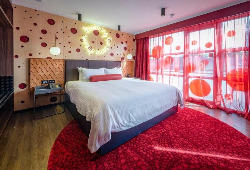 جناح, Naumi  Auckland Airport