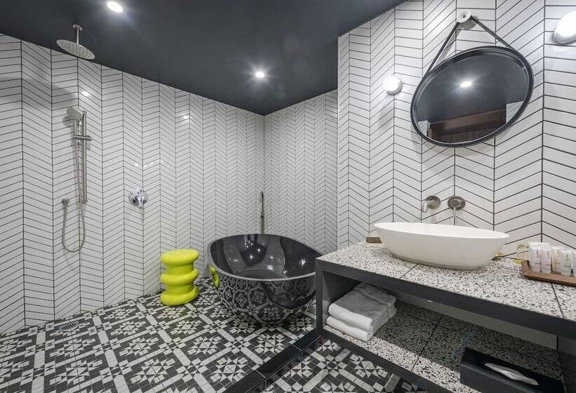 جناح, Naumi  Auckland Airport