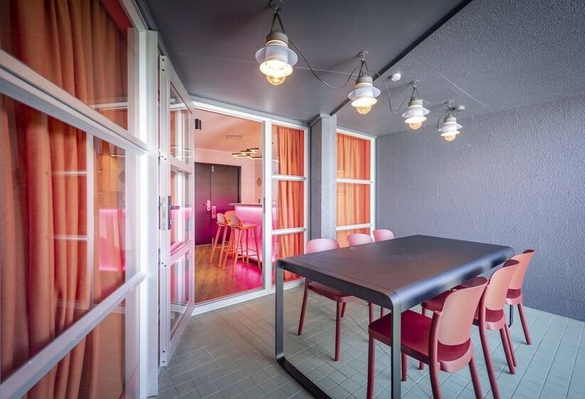 جناح, Naumi  Auckland Airport