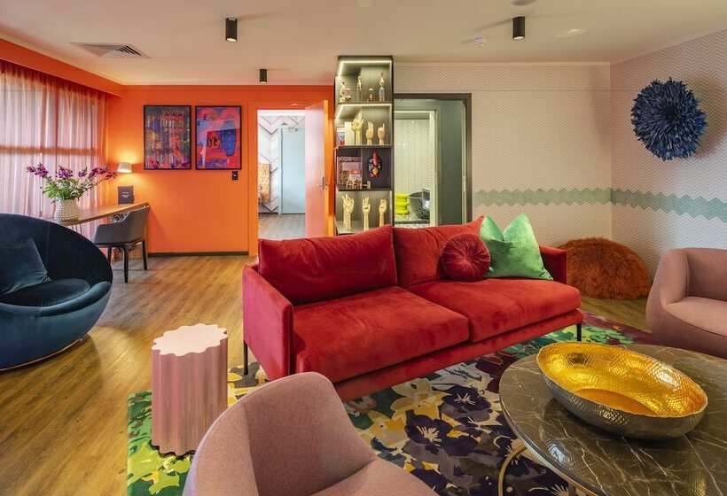 جناح, Naumi  Auckland Airport