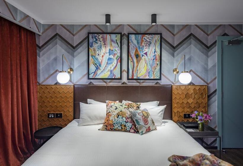 جناح, Naumi  Auckland Airport