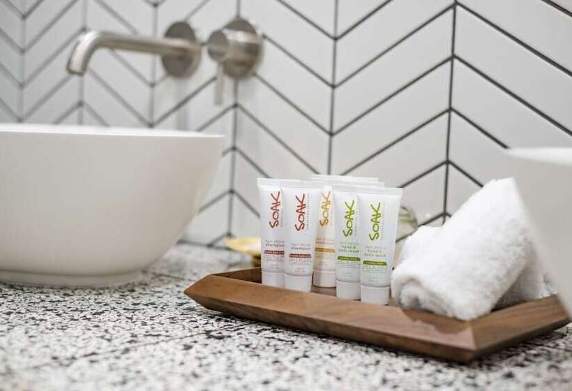 جناح, Naumi  Auckland Airport