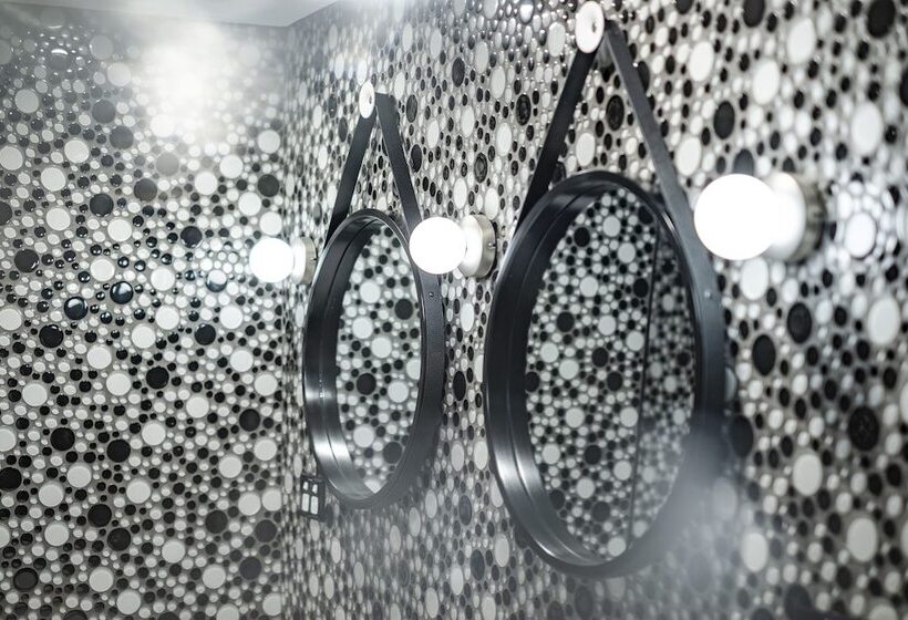 جناح, Naumi  Auckland Airport