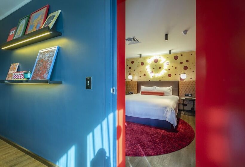 جناح, Naumi  Auckland Airport