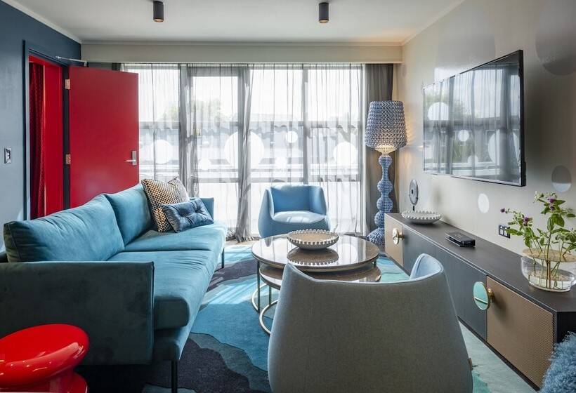 جناح, Naumi  Auckland Airport