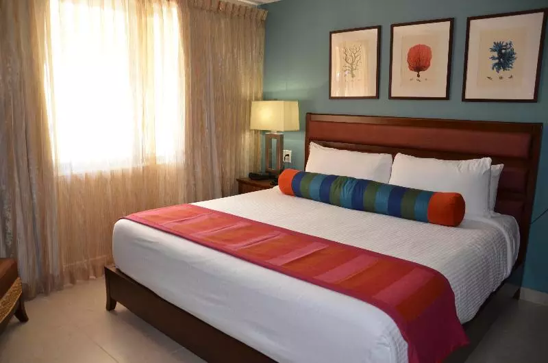 سوییت لوکس, Simpson Bay Resort Marina & Spa