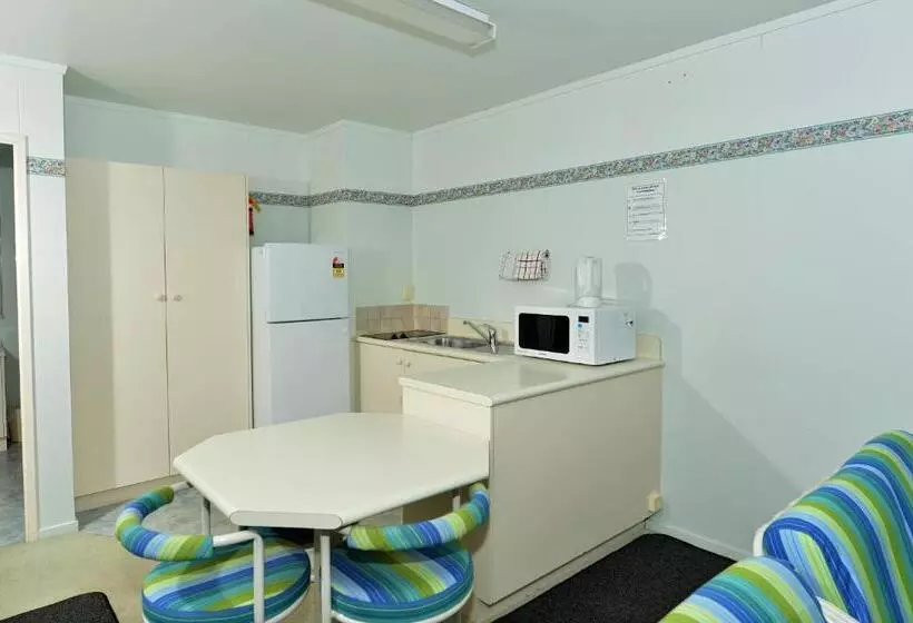 Perhehuone, Acacia Lodge Motel