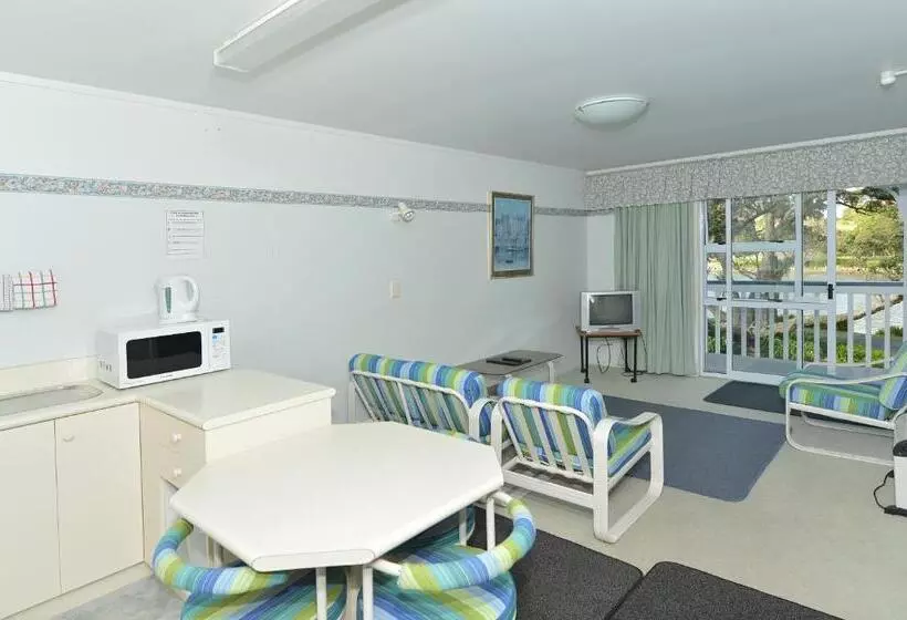 Perhehuone, Acacia Lodge Motel