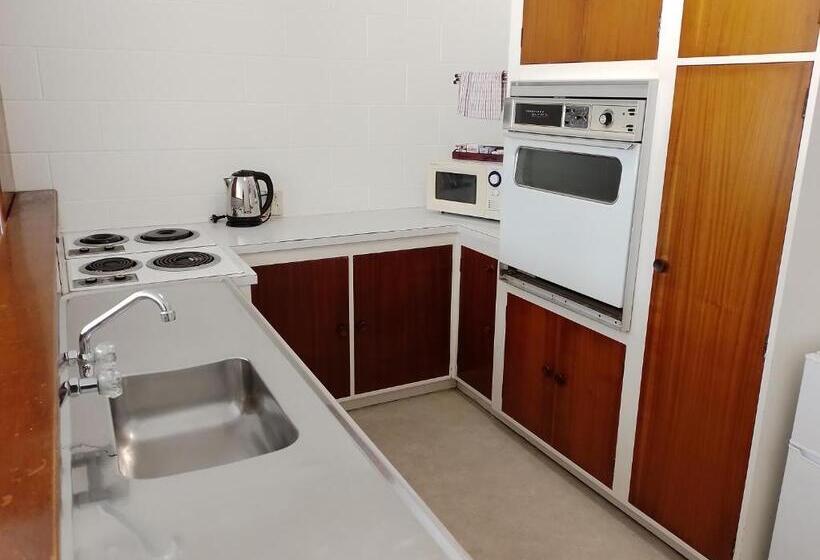 סטודיו סופריור, Acacia Lodge Motel