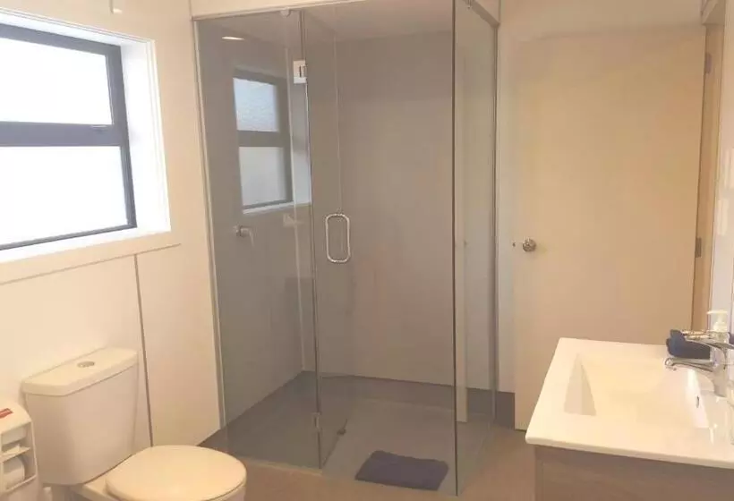 استودیو اجرایی, Auto Lodge Motel