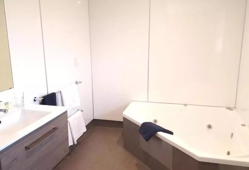 استودیو اجرایی, Auto Lodge Motel
