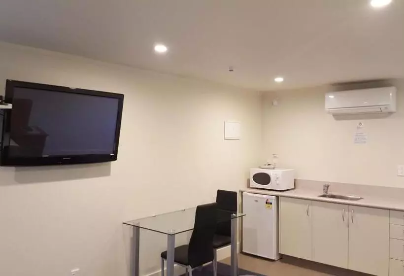 استودیو اجرایی, Auto Lodge Motel