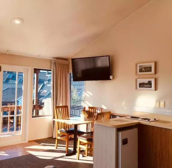 スタンダードスタジオ, Cascades Lakefront Motel