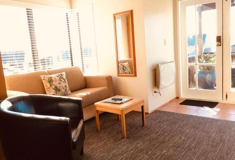 스탠다드 스튜디오, Cascades Lakefront Motel