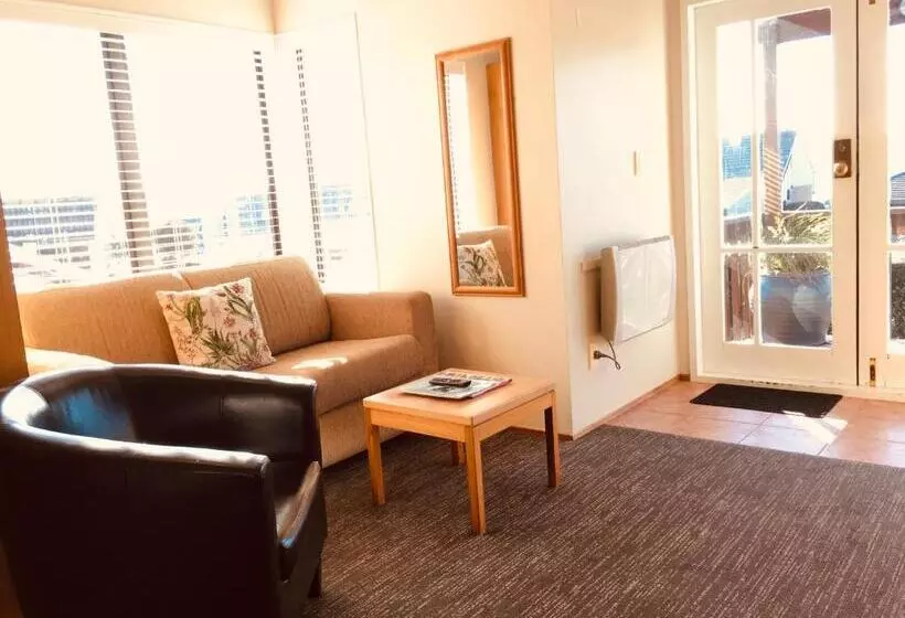 スタンダードスタジオ, Cascades Lakefront Motel