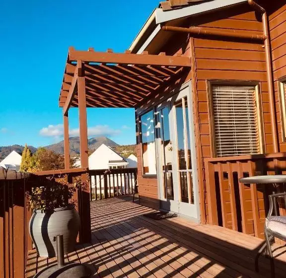 スタンダードスタジオ, Cascades Lakefront Motel