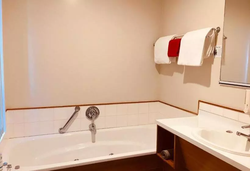 スタンダードスタジオ, Cascades Lakefront Motel