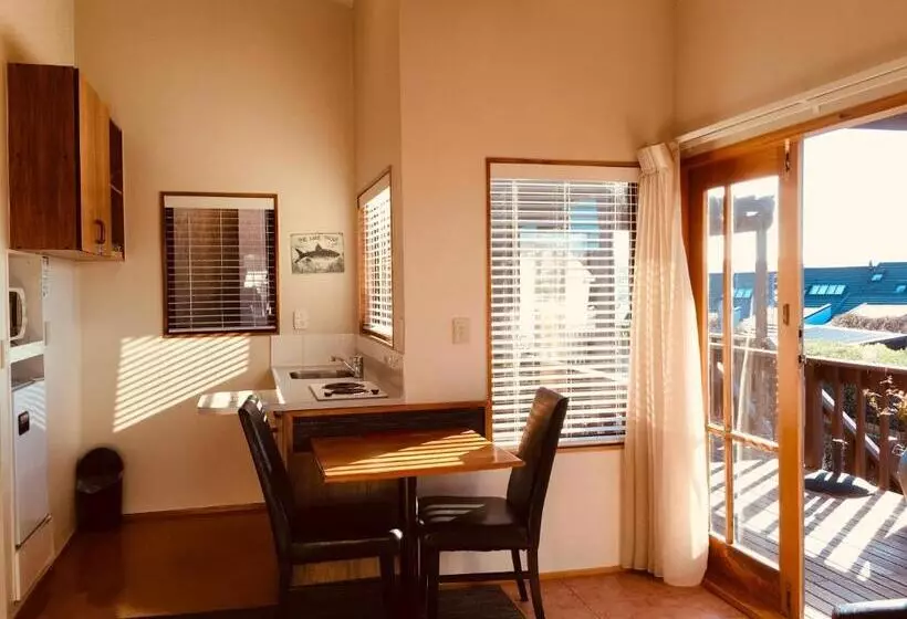 スタンダードスタジオ, Cascades Lakefront Motel