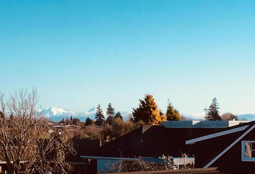 Студия Стандарт, Cascades Lakefront Motel