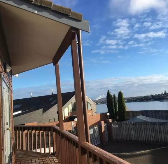 スタンダードスタジオ, Cascades Lakefront Motel