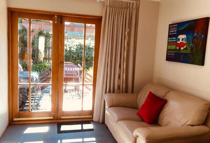 Семейный Номер, Cascades Lakefront Motel