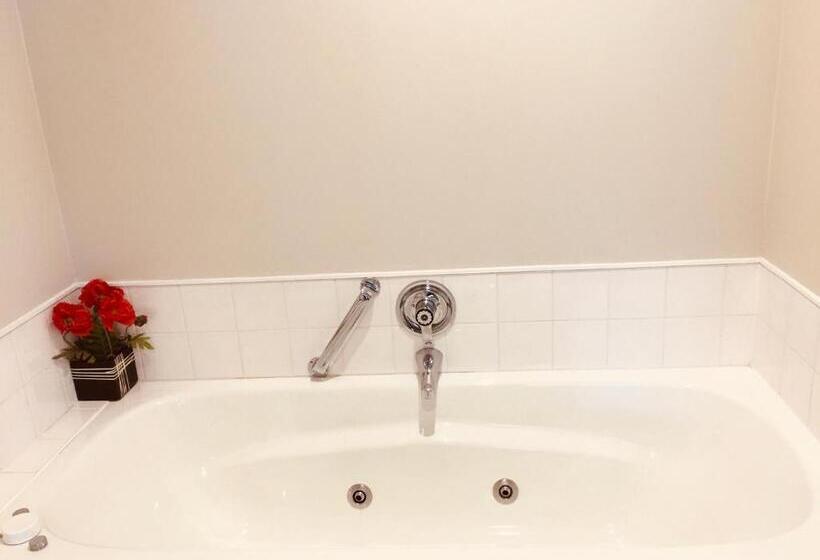 Семейный Номер, Cascades Lakefront Motel