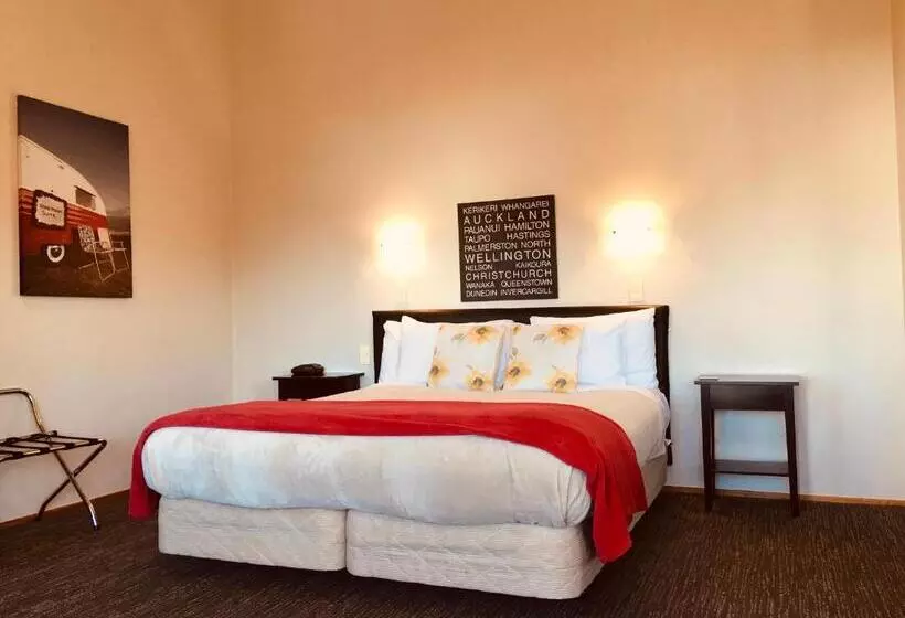 スタンダードスタジオ, Cascades Lakefront Motel