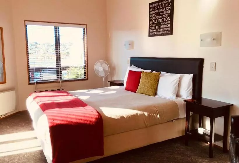 スタンダードスタジオ, Cascades Lakefront Motel