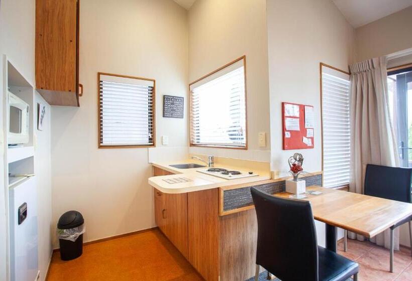 스탠다드 스튜디오, Cascades Lakefront Motel