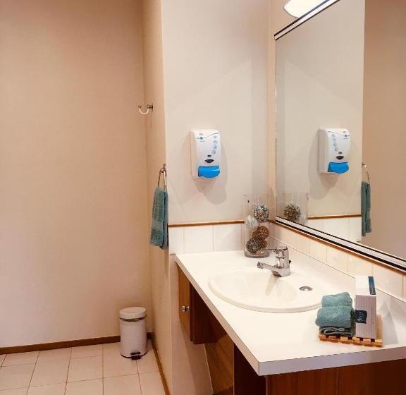 Номер Стандарт, Cascades Lakefront Motel