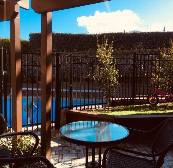 Семейный Номер, Cascades Lakefront Motel