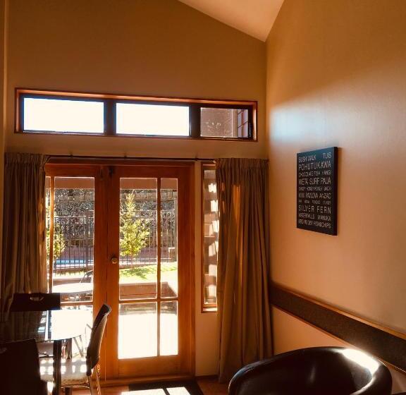 Семейный Номер, Cascades Lakefront Motel