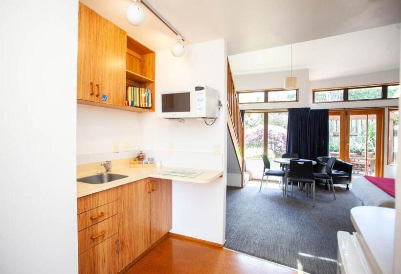 Семейный Номер, Cascades Lakefront Motel