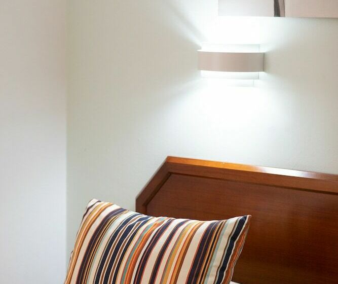 Camera Tripla Standard, Anjos