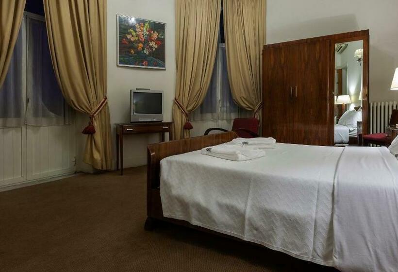 غرفة رومانسية, Astoria