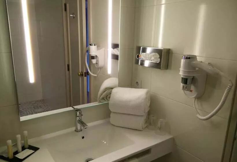 اتاق استاندارد با چشم‌انداز شهر, Golden Tulip Porto Gaia