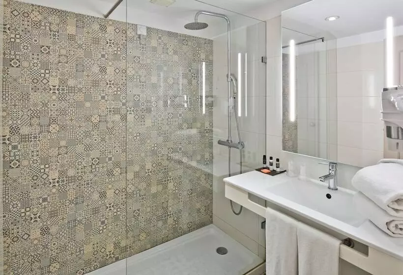 اتاق استاندارد با چشم‌انداز شهر, Golden Tulip Porto Gaia