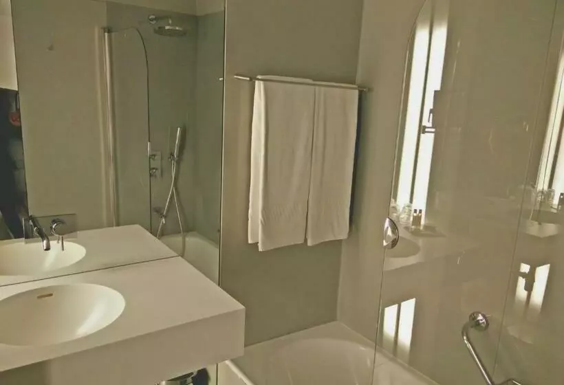 اتاق استاندارد با چشم‌انداز, Golden Tulip Porto Gaia